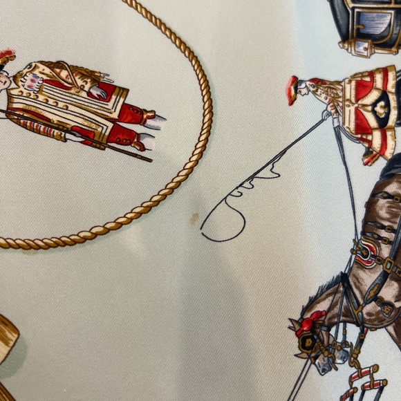 HERMES "ROYAL MEWS" Buckingham Palace SILK SCARF, 90, Pale Green - Picture 8 of 12